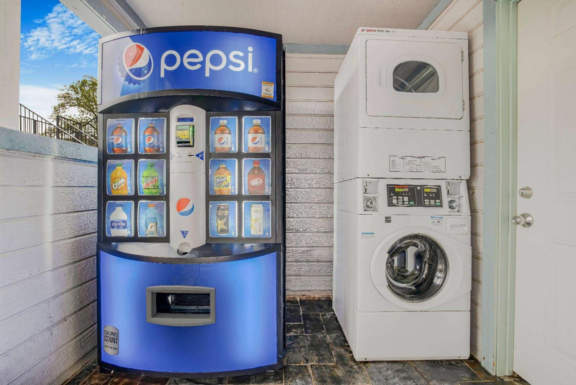 スーパー 8 バイ ウインダム オーバーン エクステリア 写真